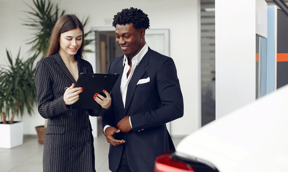 ¿Se encarga un concesionario de la gestión en la venta de un coche?